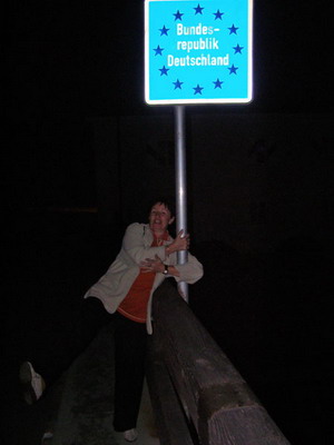 Beata podtrzymuje znak graniczny